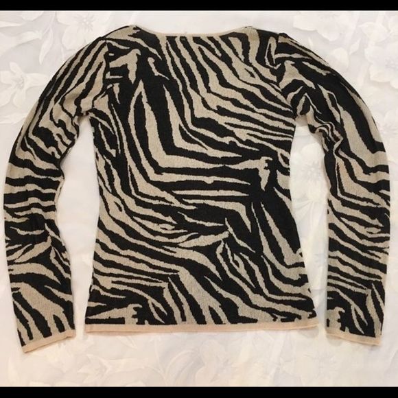 One Girl Who Black And Tan Sweater📂 - Picture 2 of 4